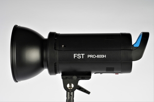 Вспышка студийная FST PRO-600H с рефлектором