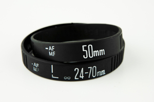 Браслет резиновый с надписью "24-70мм"